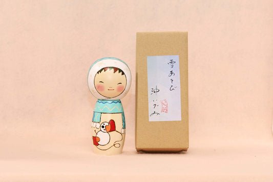 雪あそび こけし/ YUKIASOBI Kokeshi Doll