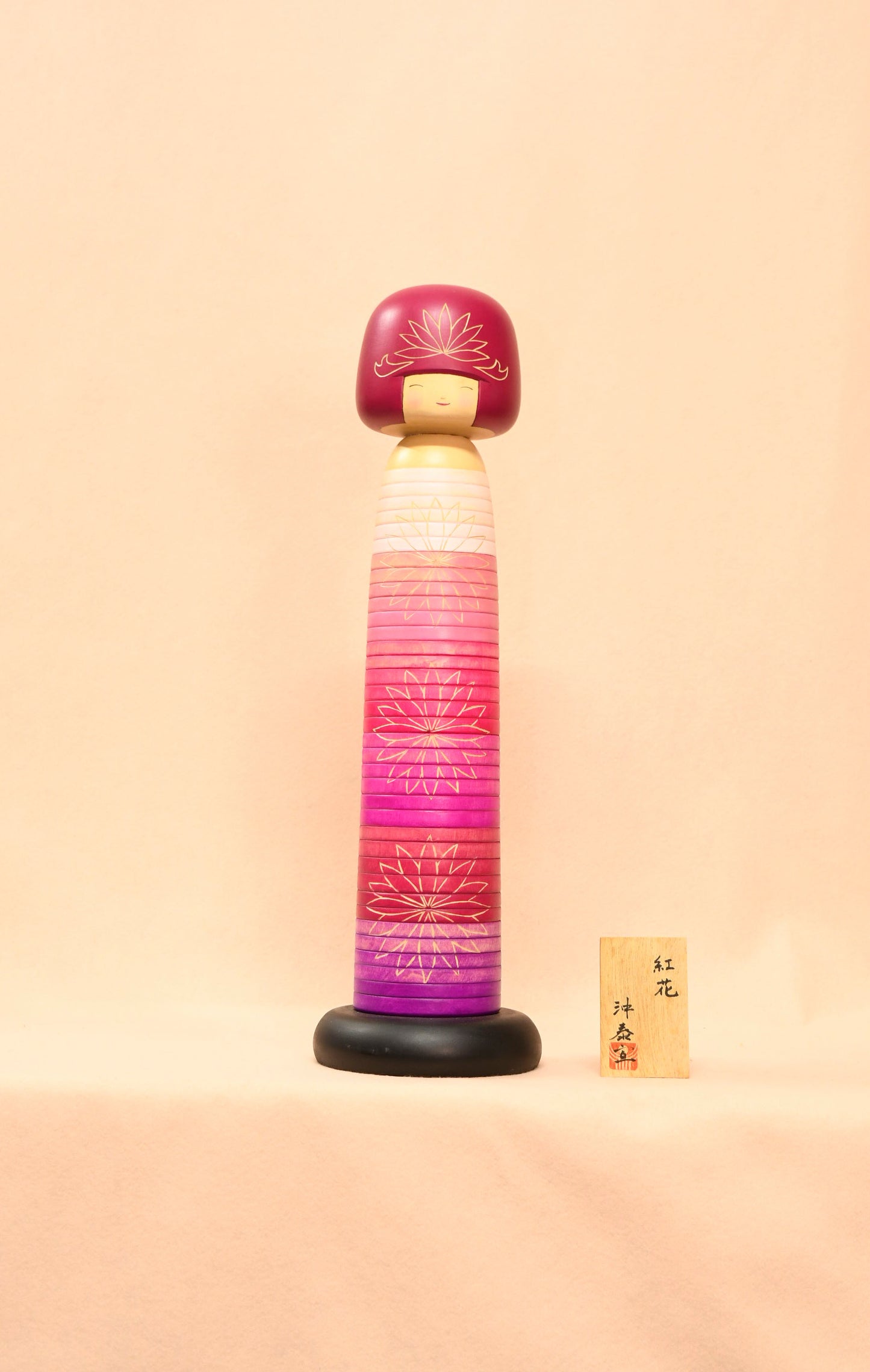 紅花　こけし（AKAIHANA　KOKESHI　DOLL)